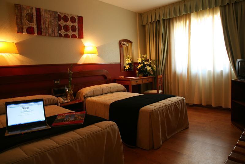 Hotel Airinos 3* Кангас де Морацо Екстериор снимка