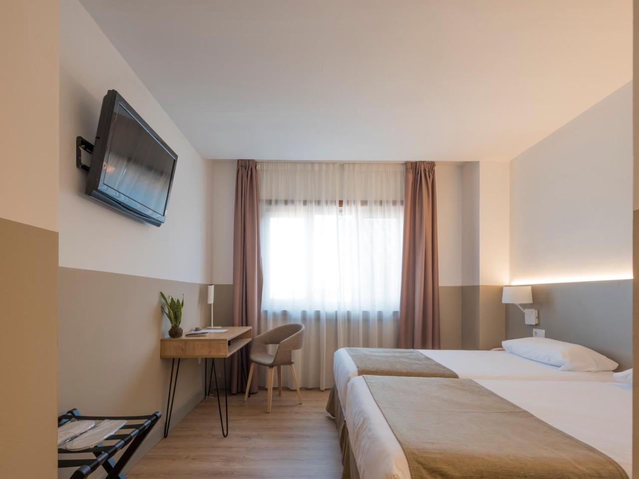 Hotel Airinos 3* Кангас де Морацо Екстериор снимка
