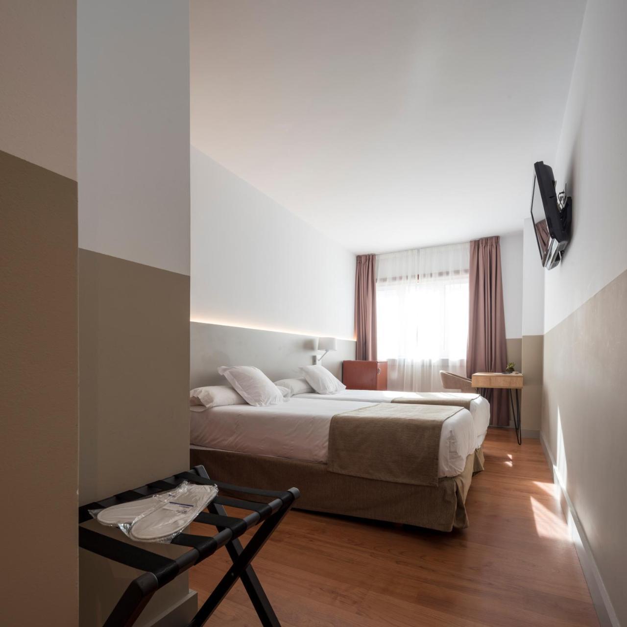 Hotel Airinos 3* Кангас де Морацо Екстериор снимка