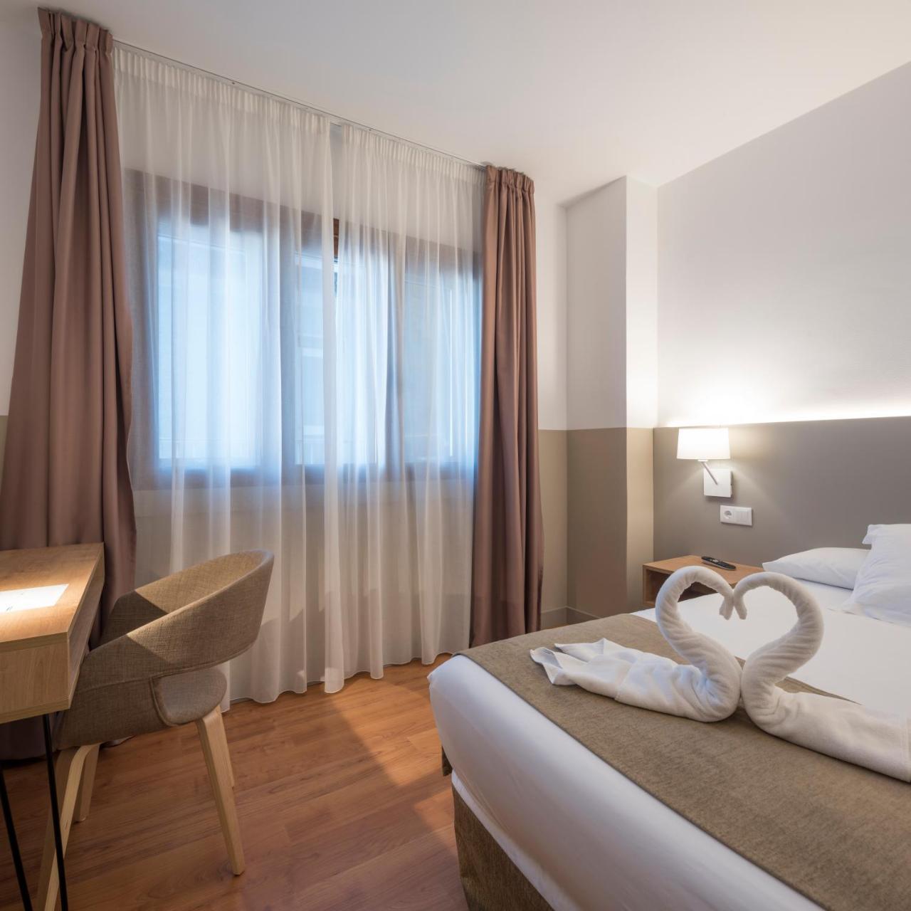 Hotel Airinos 3* Кангас де Морацо Екстериор снимка